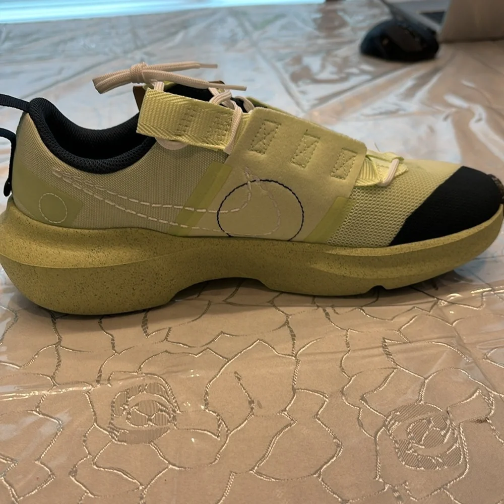 Brand new boys Nike lime green sneakers size 7